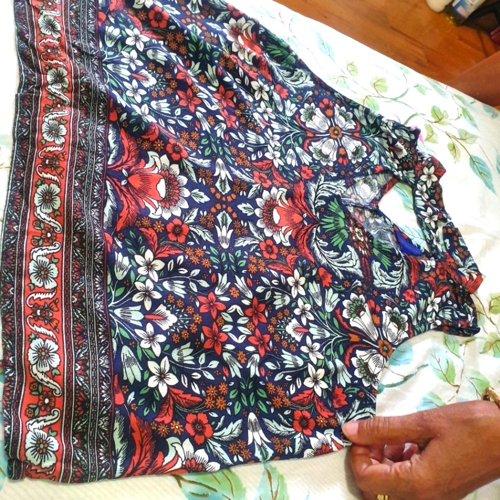 Beautiful Floral top. Perfect for Summer!
